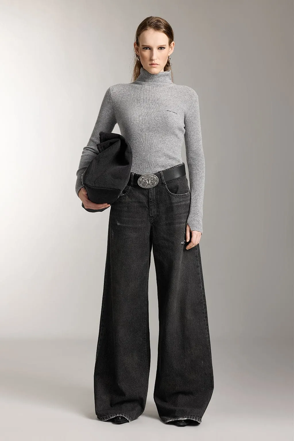 Turtleneck Wool Knit Top With Embroidered